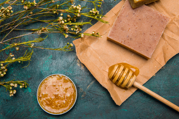 miel du yemen sur une table